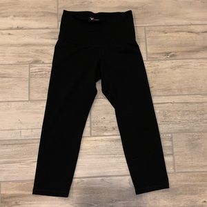 Old Navy Active Go-Dry Cropped Leggings